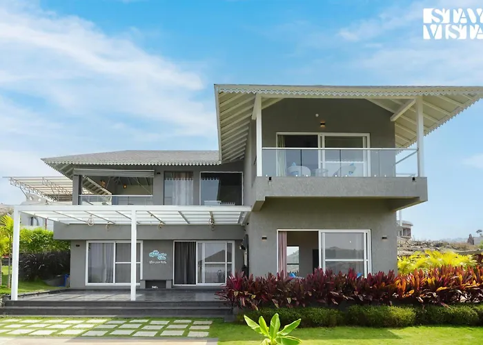 Stayvista'S The Aquamarine - Igatpuri - Lakeside Retreat With Infinity Pool & Deck, Theatre Room & GazeboVilla