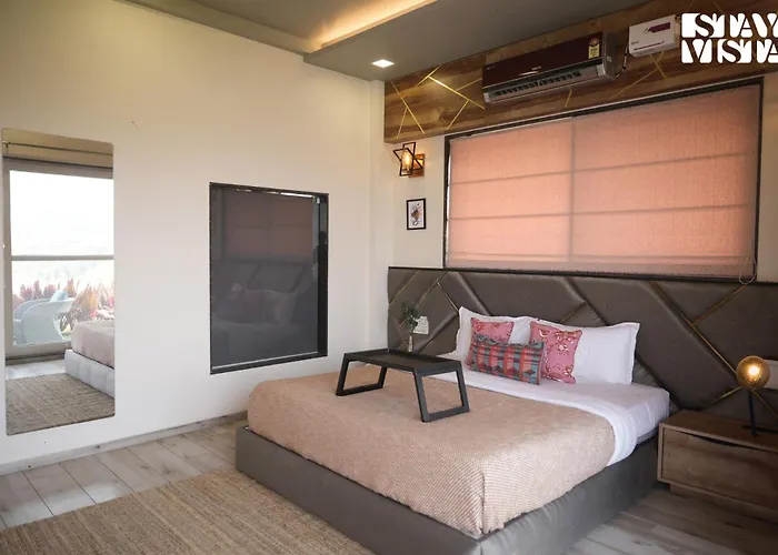 Stayvista'S The Aquamarine - Igatpuri - Lakeside Retreat With Infinity Pool & Deck, Theatre Room & GazeboVilla